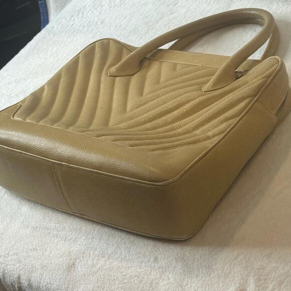 Chanel caviar skin v stitch handbag - Picture 2 of 8